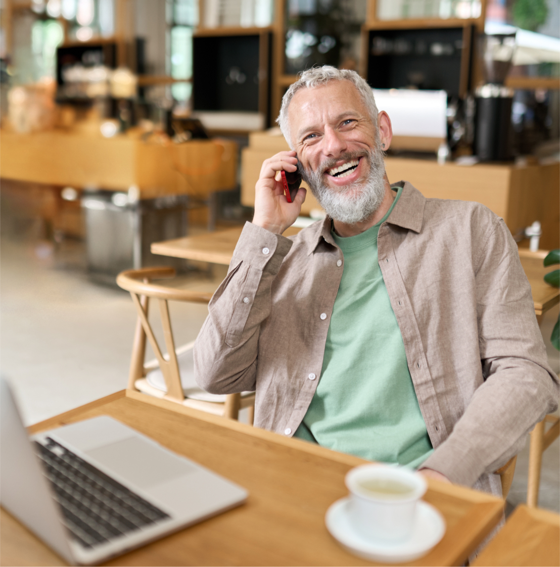 Pareja sonriendo viendo su computadora